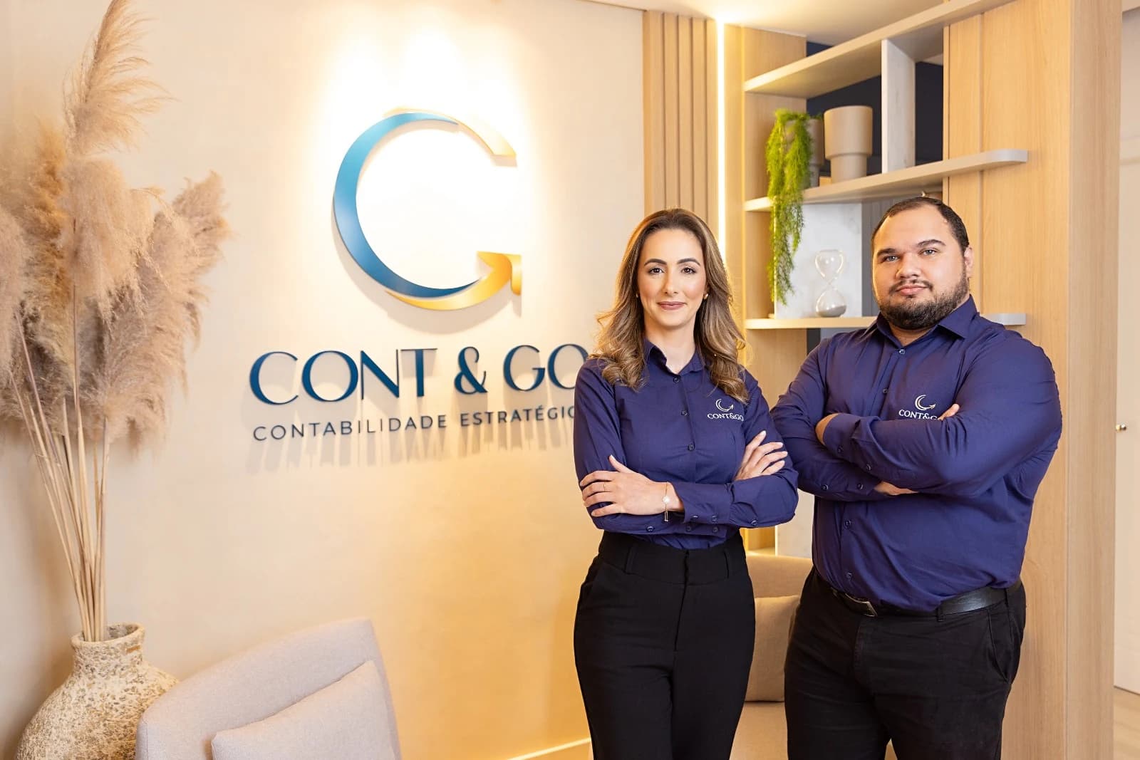 Denise Pigosso e Guilherme Biedacha, sócios da Cont&Go Contabilidade, no escritório em Pato Branco/PR